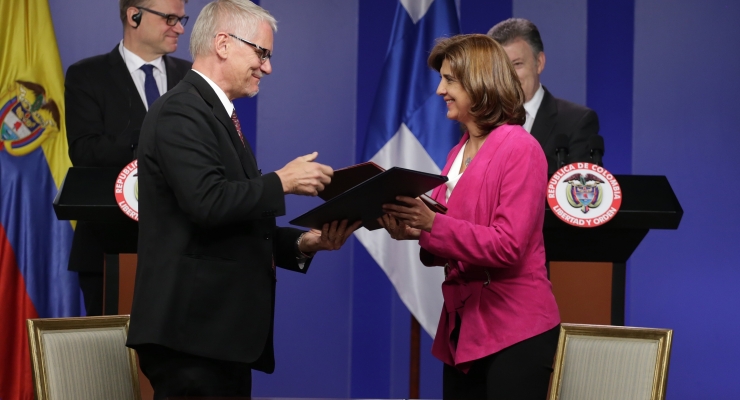 Ministra María Ángela Holguín y Embajador de Finlandia en Colombia firmaron acuerdo sobre ocupaciones remuneradas