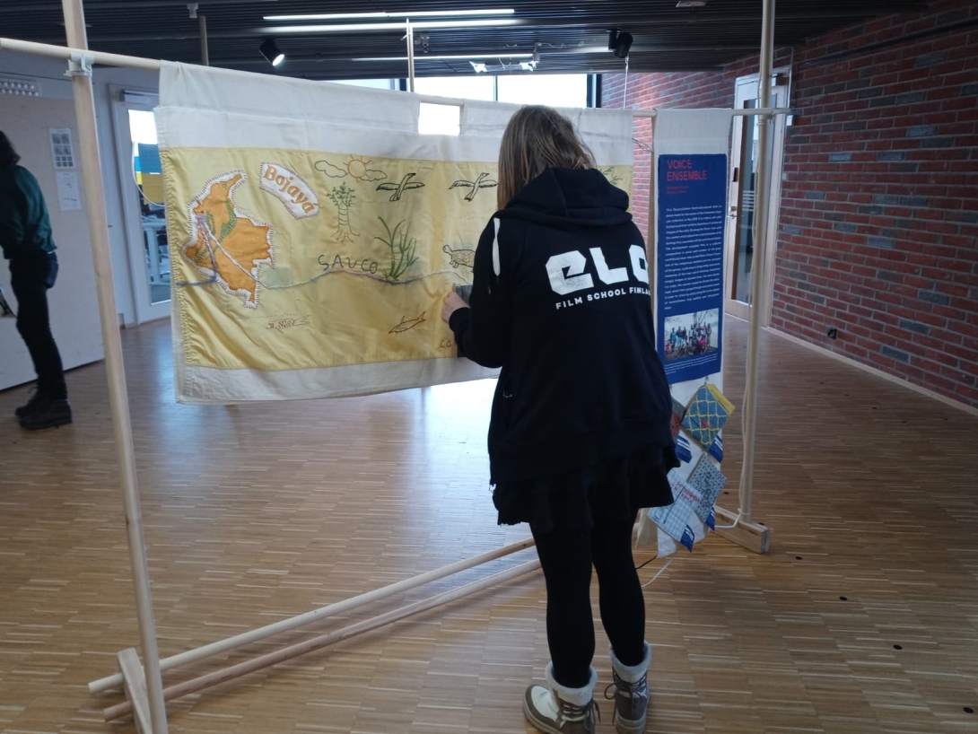 Embajada de Colombia en Finlandia acompañan institucionalmente la exhibición “Muestras de los Tiempos de la Escucha” en la Universidad de Aalto de Finlandia