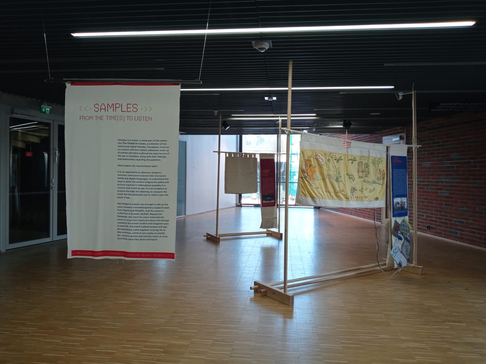 Embajada de Colombia en Finlandia acompañan institucionalmente la exhibición “Muestras de los Tiempos de la Escucha” en la Universidad de Aalto de Finlandia