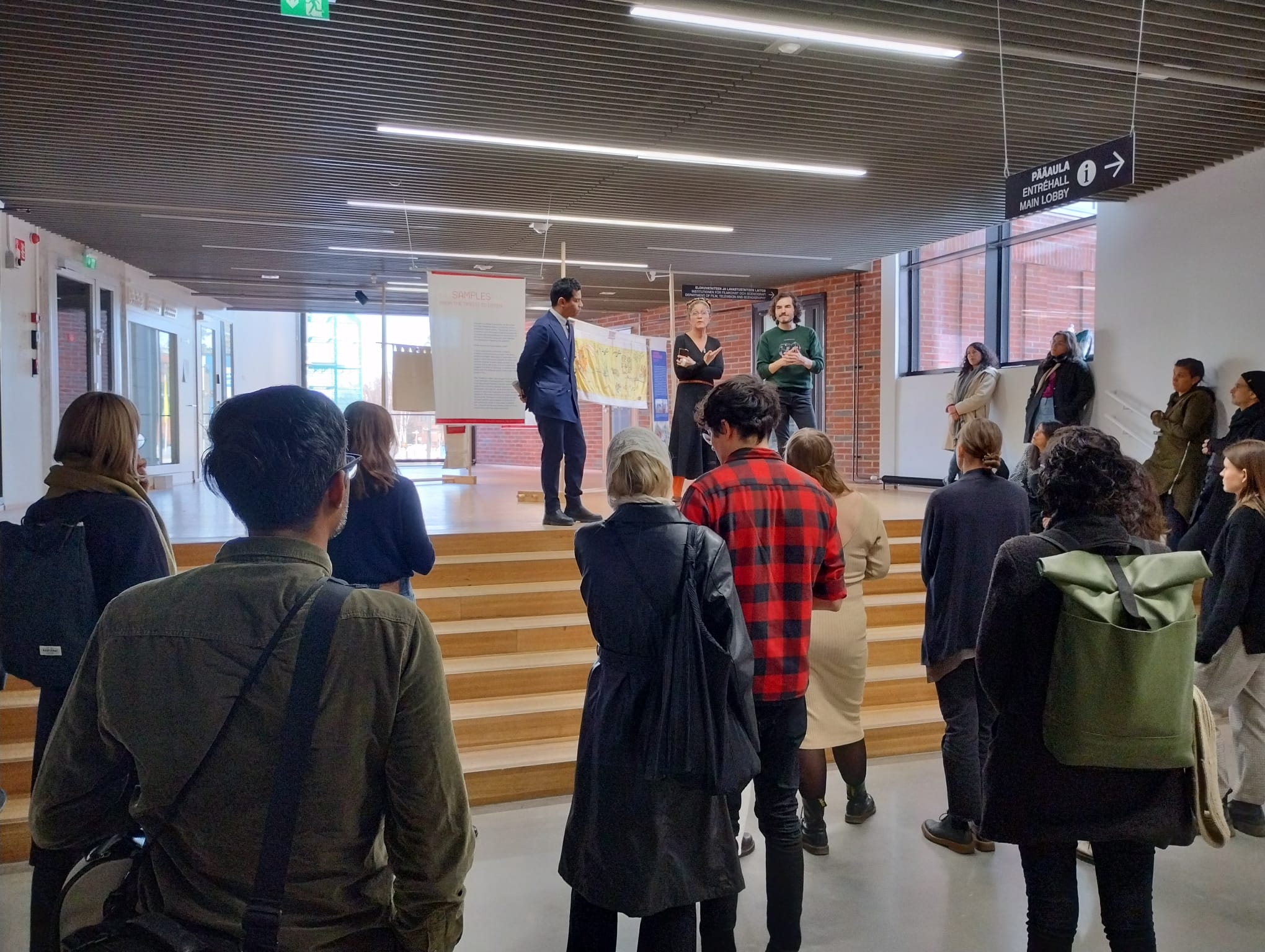 Embajada de Colombia en Finlandia acompañan institucionalmente la exhibición “Muestras de los Tiempos de la Escucha” en la Universidad de Aalto de Finlandia