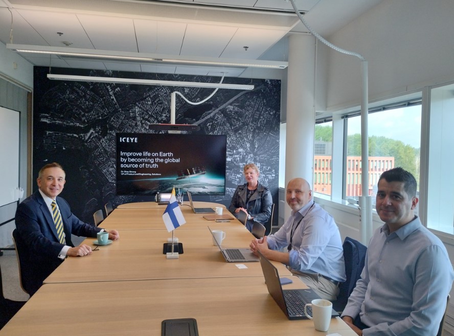 Reunión del Embajador de Colombia en Finlandia, Álvaro Sandoval Bernal, en su visita a la sede de ICEYE Ltda