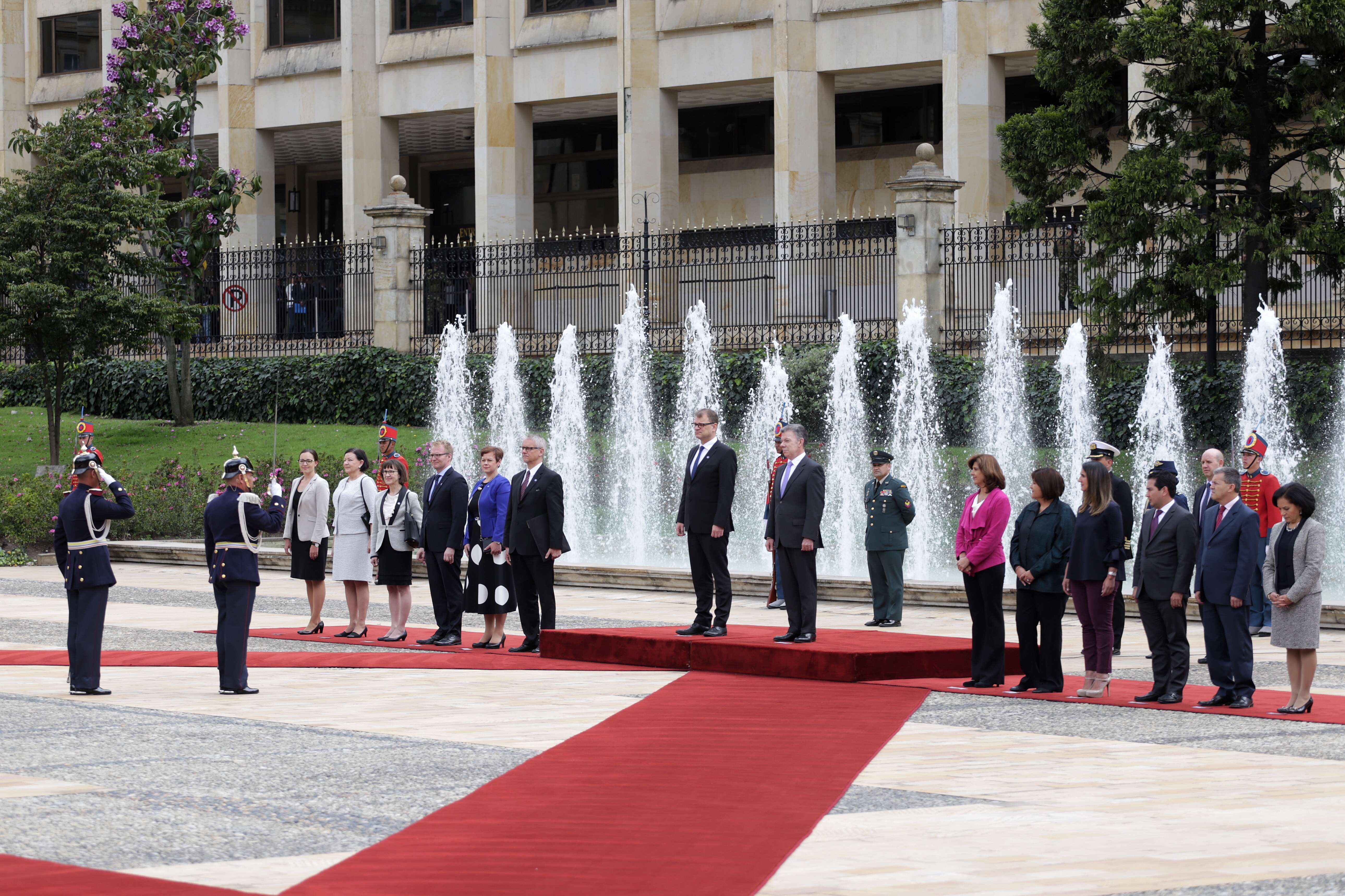 Con honores militares fue recibido en la Casa de Nariño el Primer Ministro de Finlandia