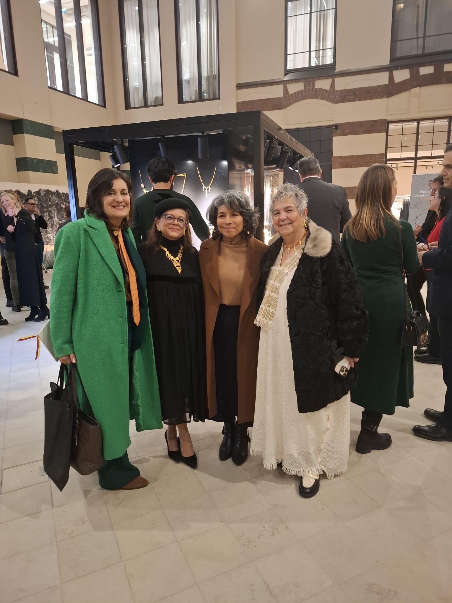 Embajada de Colombia inaugura la Exhibición: “Memorias de Oro y Hoja de Coca”: más allá del pensamiento colonial y la estigmatización contemporánea