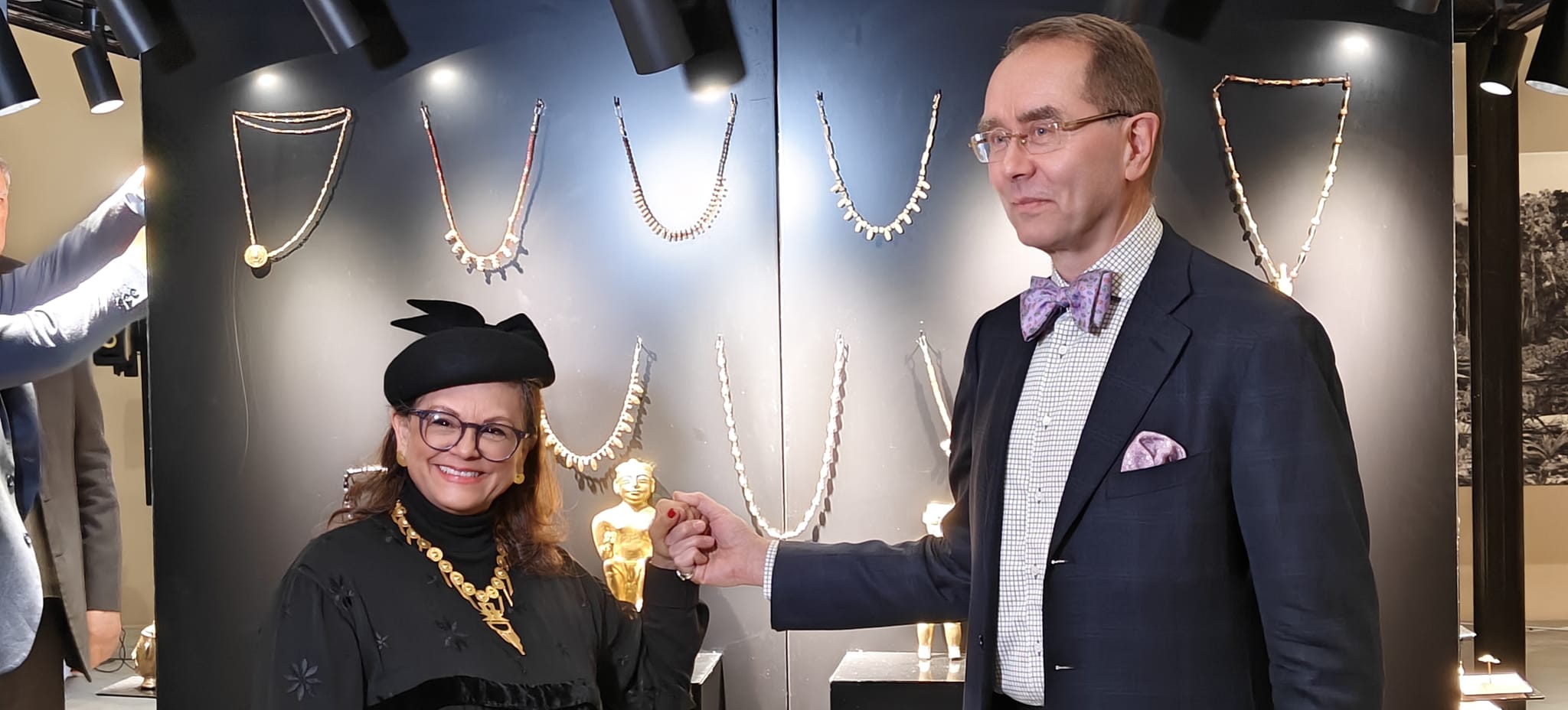 Embajada de Colombia inaugura la Exhibición: “Memorias de Oro y Hoja de Coca”: más allá del pensamiento colonial y la estigmatización contemporánea