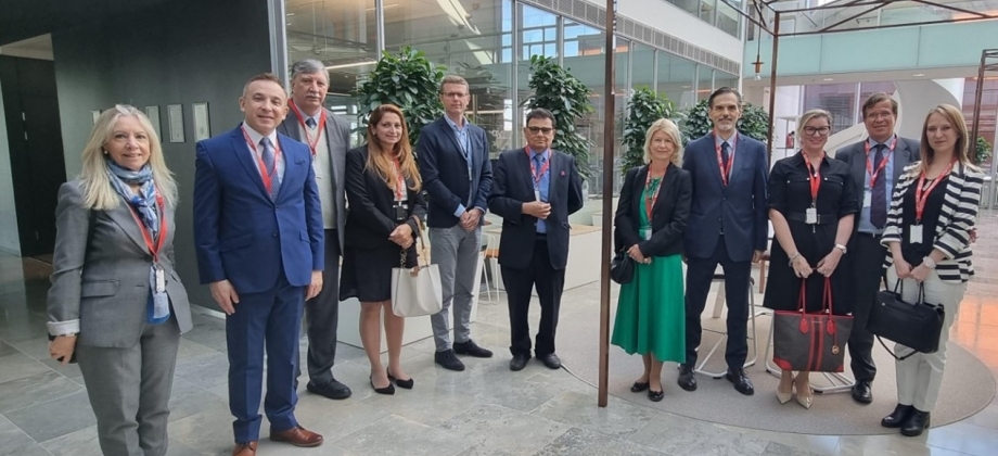 Con el obetivo de identificar ventajas para el sector caficultor colombiano el Embajador Álvaro Sandoval Bernal visita la empresa finlandesa de la industria alimentaria 