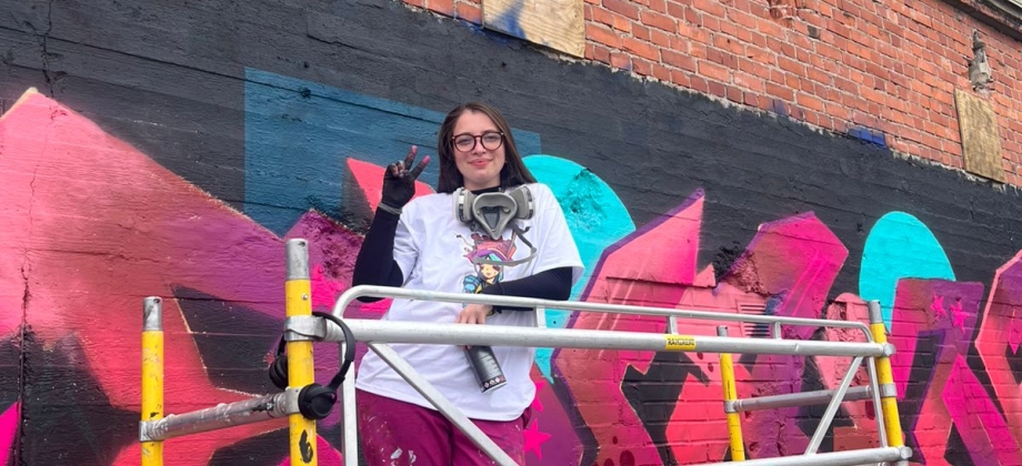 Embajada de Colombia en Finlandia acompaña a artista colombiana en el evento internacional de arte callejero en Tampere