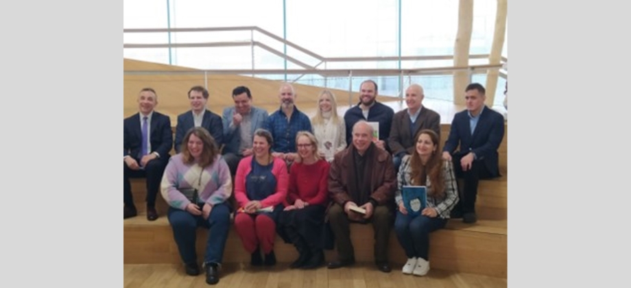 El Embajador Álvaro Sandoval Bernal participa en Maratón de literatura infantil en la Biblioteca Oodi de Helsinki