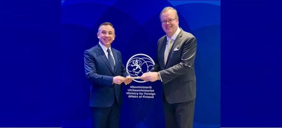 Embajador Álvaro Sandoval Bernal presentó copias de las cartas credenciales ante el Jefe de Protocolo del Ministerio de Asuntos Exteriores de Finlandia, Mika Koskinen