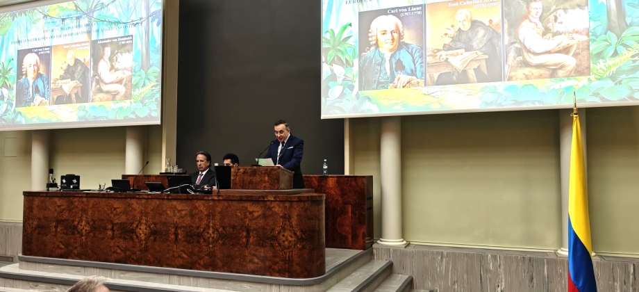 Foto del Embajador Álvaro Sandoval Bernal la conferencia: “Los naturalistas Linneo, Mutis y Humboldt, y la biodiversidad del continente americano”,