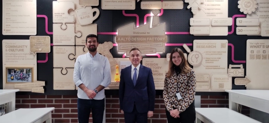 El Embajador Álvaro Sandoval Bernal visitó la sede de Fábrica de Diseño de la Universidad Aalto