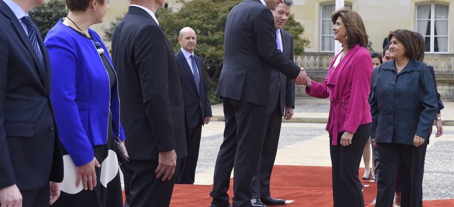 Canciller Holguín saludó al Primer Ministro de Finlandia durante la ceremonia de bienvenida 
